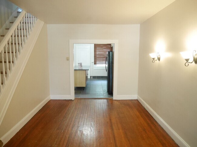 Foto del edificio - PRIME LOCATION! Charming 3-Bedroom Home Ne...