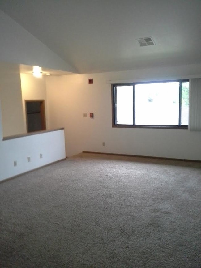 Upper Living Room - Oak Terrace Apartments