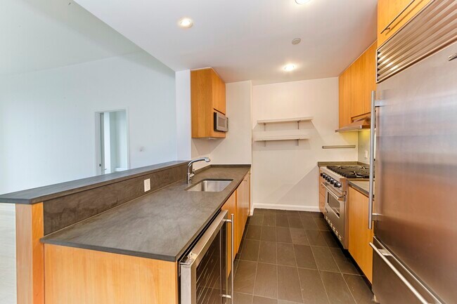 Building Photo - 255 Hudson St