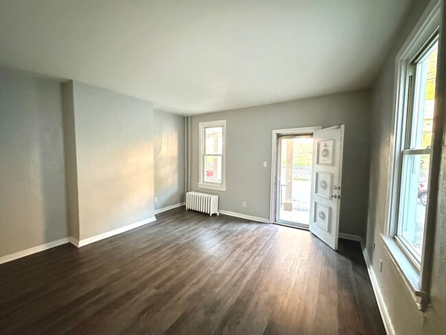 Building Photo - Charming 2 Bed, 1.5 Bath w/ Bonus Space in...