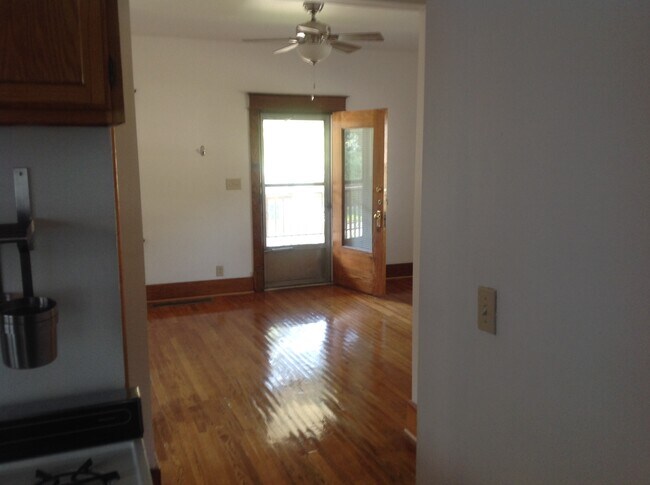 Foto del edificio - 2417 Woodland Ave
