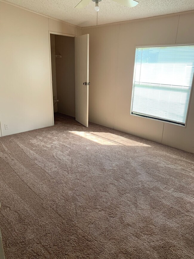 Foto del edificio - Two Bedroom Two Bath Mobile Home with Bonu...