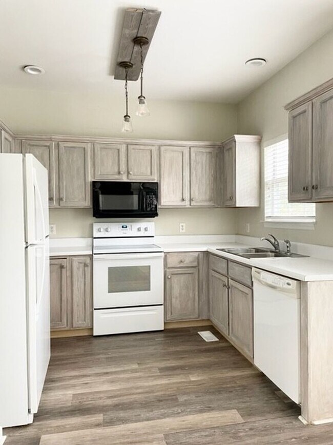 Building Photo - 1424 Clairmonte Cir