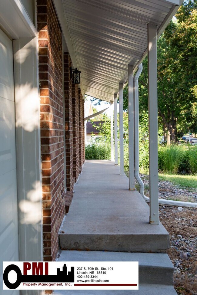 Foto del edificio - 8030 N Hazelwood Dr