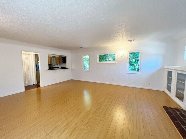 Foto del edificio - 2 bed 1 bath + Bonus Room
