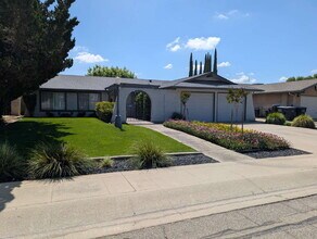 Building Photo - 949 W Evergreen Ct