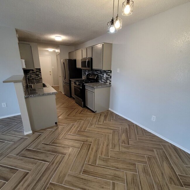 Building Photo - 1306 York Castle Dr