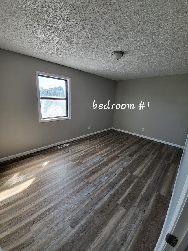 Foto del edificio - 2-Bed 1.5-Bath Townhome Available Soon!