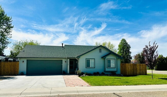 Building Photo - 1717 W Topanga Dr