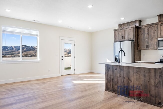 Building Photo - Brand New 3 Bedroom 2.5 Bath Townhome - Small dog allowed