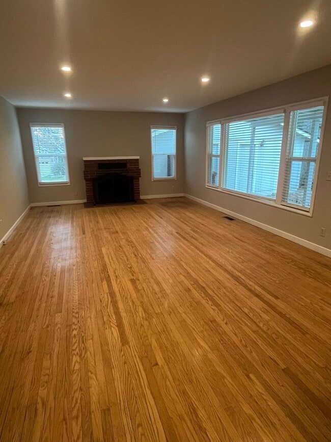 Building Photo - Updated 2 Bedroom 1 Bathroom Duplex in San...