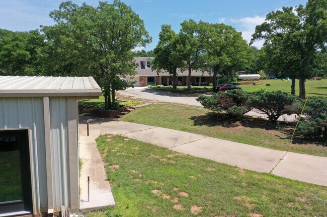 Foto del edificio - 8000 N Harrah Rd