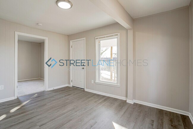 Building Photo - SIGN LEASE BY 2/28 AND GET $250 OFF FIRST ...