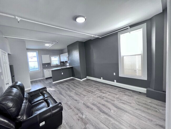 Building Photo - 406 2nd St