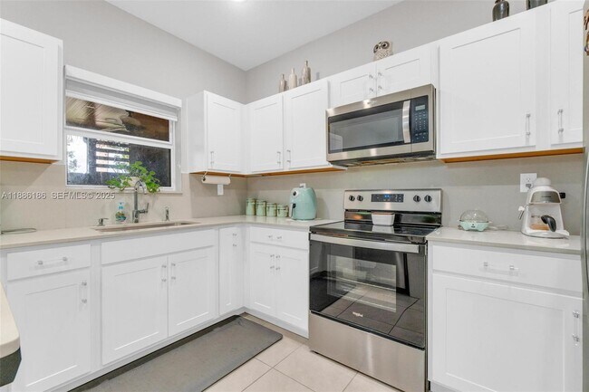 Building Photo - 424 NE 4th Ave