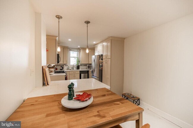 Building Photo - 2978 E Thompson St