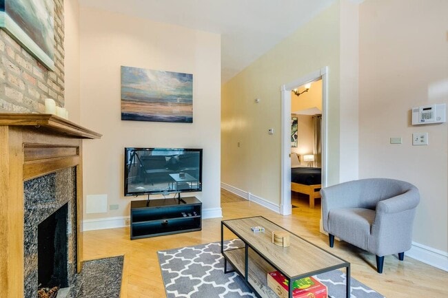 Living room - 1648 N Oakley Ave