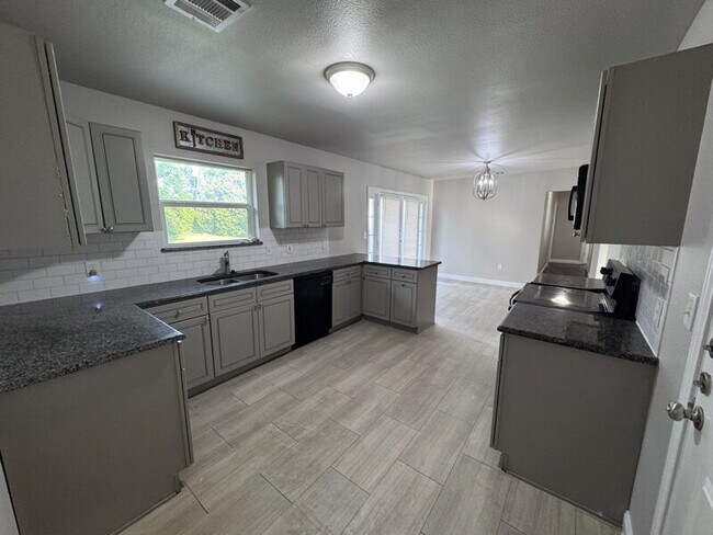 Foto del edificio - WONDERFULLY UPDATED 3 BEDROOM, 2 BATH, 2-CAR GARAGE RENTAL HOME IN CENTRAL GRAND PRAIRIE WITH SPA...