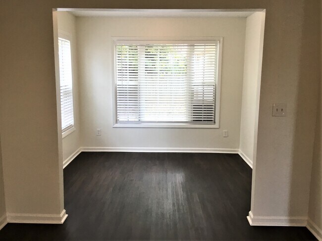 Foto del edificio - 5410 Regent Village Drive