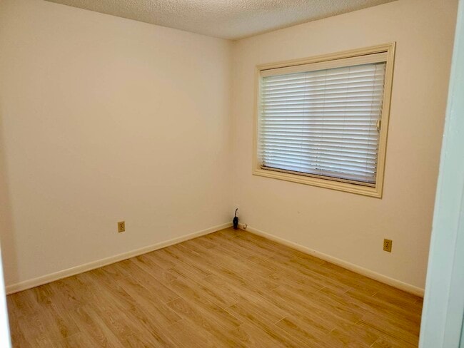 Building Photo - 2118 Hickory Lawn Dr