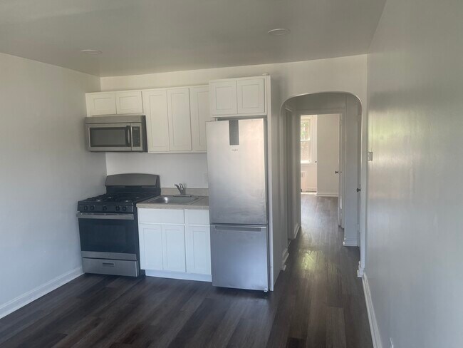 Building Photo - 808 Derwyn Rd