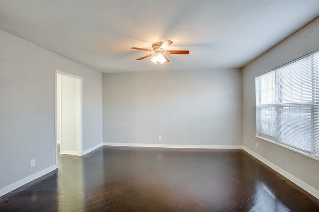 Foto del edificio - Spacious Three Bedroom Home With Modern Fl...