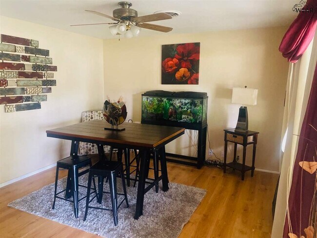 Foto del edificio - 216 Laurel Ln