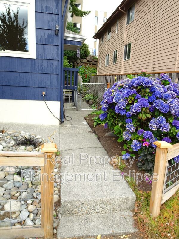 Building Photo - 410 6th Ave S