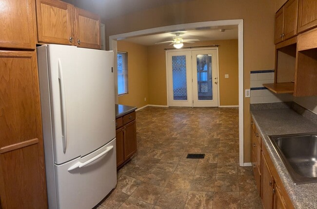 Foto del edificio - $1,950 / - 1800ft2 - 4BR, 2BA Cute North s...