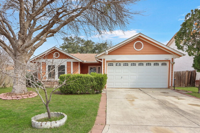 Building Photo - "Cozy 3-Bedroom Retreat with Fireplace Cha...