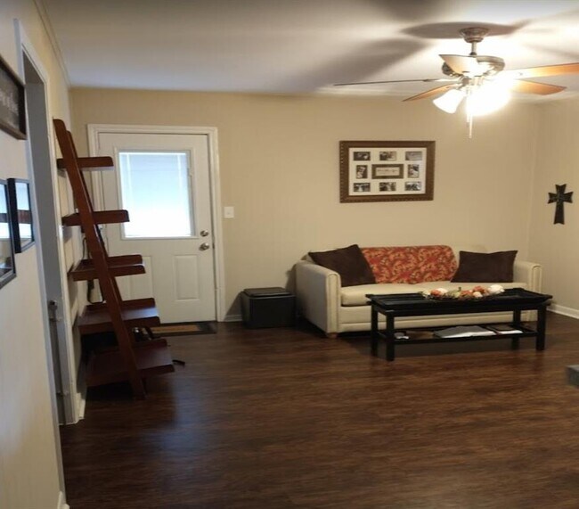 Foto del edificio - 7302 Cardinal Cir