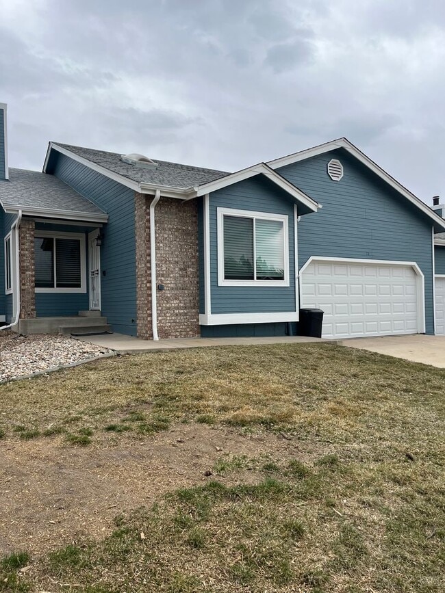 Building Photo - Beautifully Updated single-level duplex in...