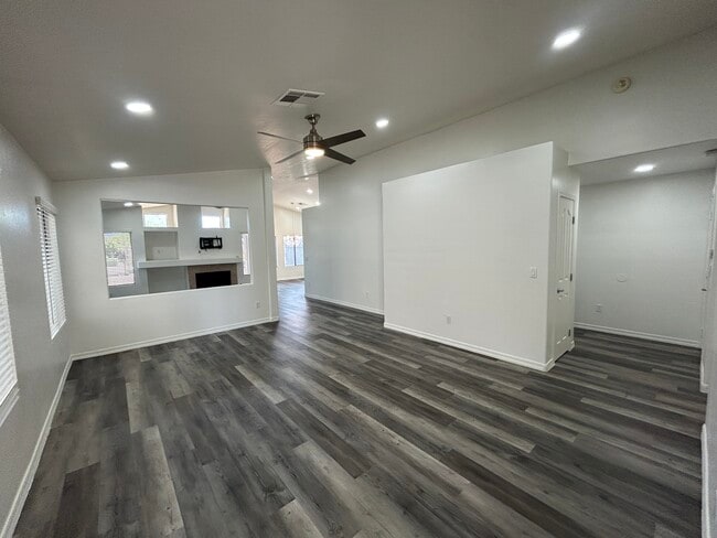 Building Photo - 1121 E Monona Dr