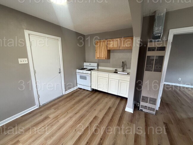 Building Photo - $525 - 1 bedroom / 1 bathroom - duplex