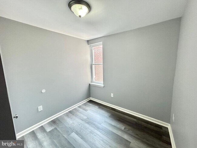Foto del edificio - 6418 N Woodstock St