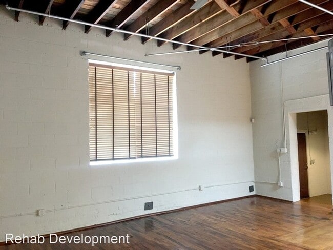 Building Photo - 406 4th St E