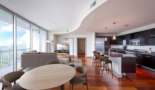 El espacioso salón cuenta con ventanales que ofrecen impresionantes vistas de Buckhead. - Mezzo