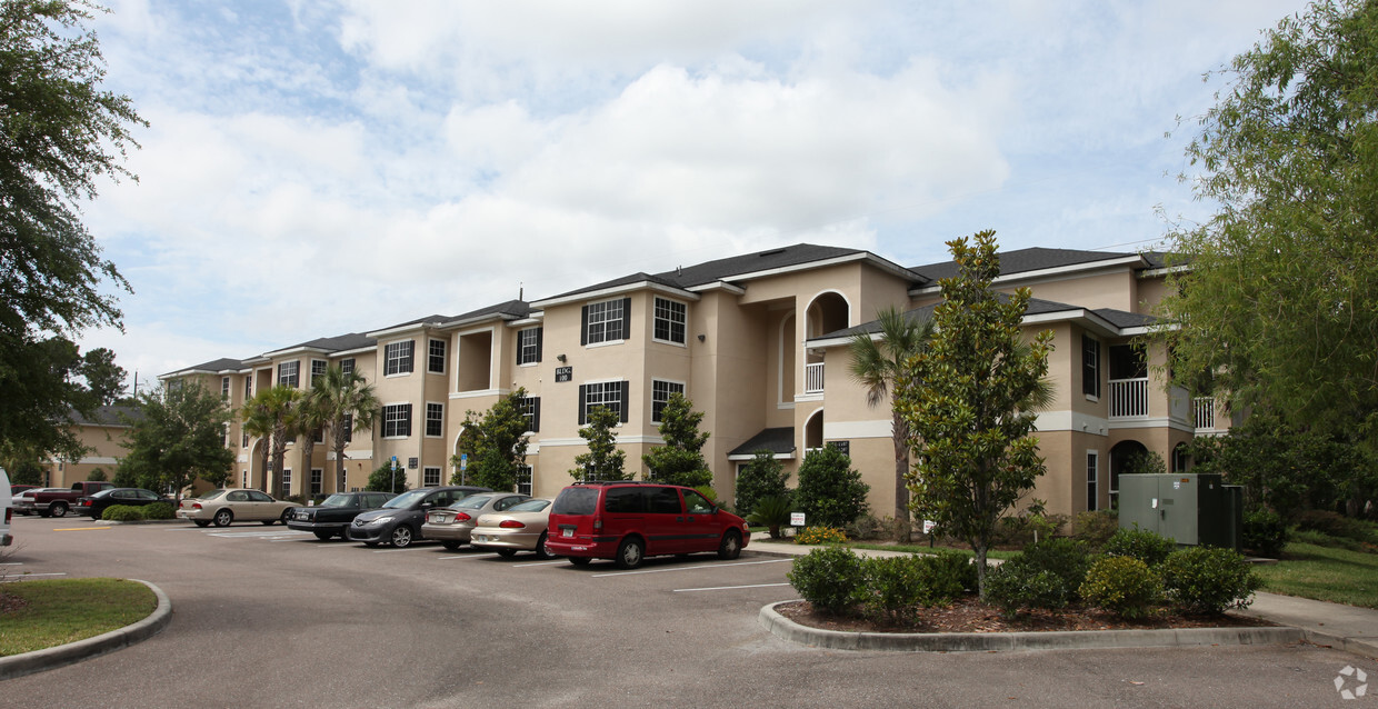 Foto principal - Meetinghouse at Collins Cove Senior Apartment