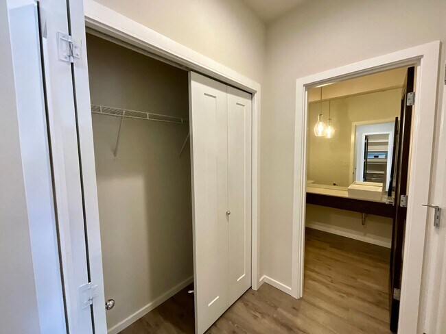 Building Photo - 4-bedroom, 3.5-bathroom home located in Maple Valley, WA