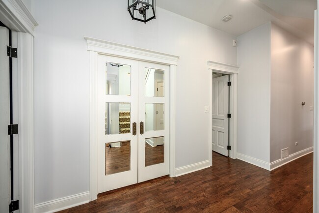 Building Photo - 2111 W Wilson Ave