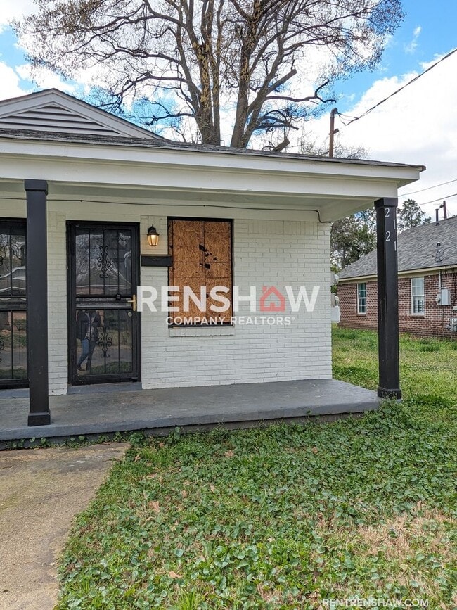 Building Photo - Beautifully Renovated Duplex - Available N...