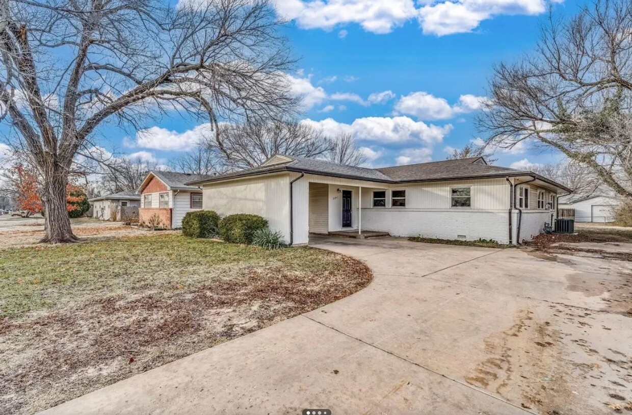 Foto principal - Spacious Single Family Home in South Wichita