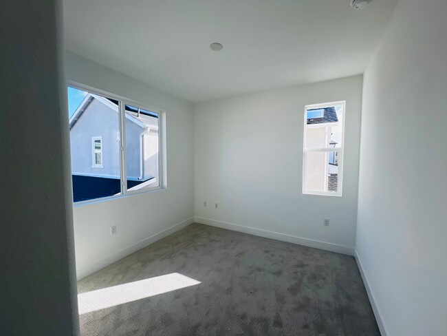 Building Photo - 329 Proctor