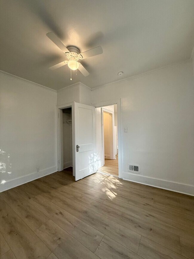 Foto del edificio - Charming Three Bedroom! Available Now!