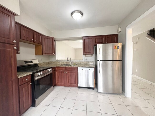 Building Photo - 3B/2.5B Townhome Unit ~ Beacon Hill Community ~ Carpet Free