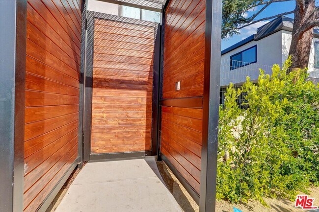 Building Photo - 5722 Woodman Ave