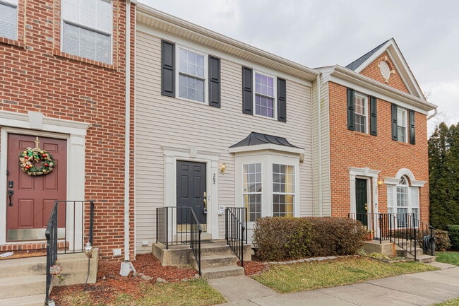 Photo - Well-maintained interior row townhouse in the desirable Dogwoods community near Quantico.