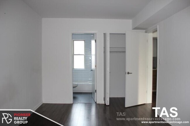 Building Photo - Stunning apartment in Edgewater - No Deposit