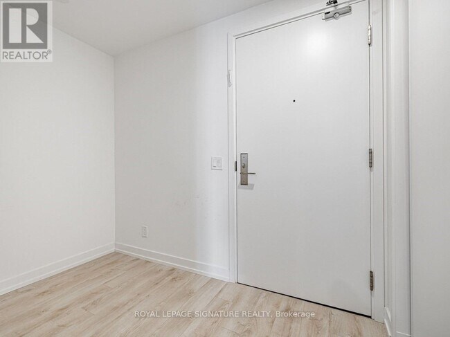 Photo du bâtiment - 33 Helendale Ave