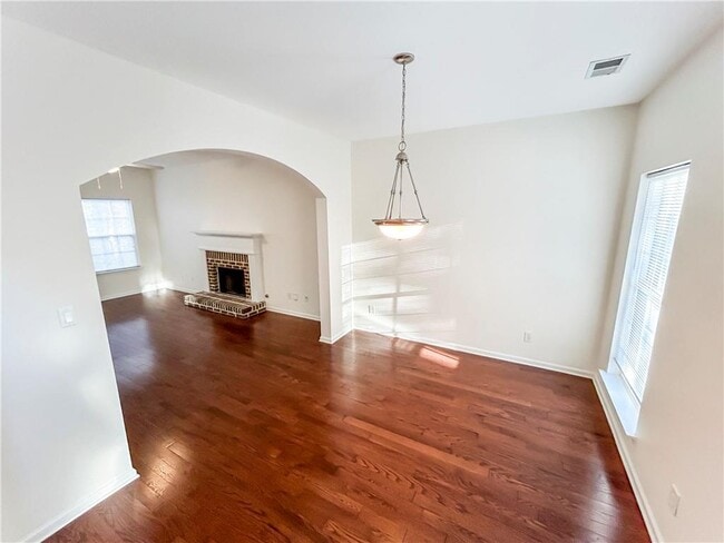 Building Photo - 2027 Oakbluff Way SW